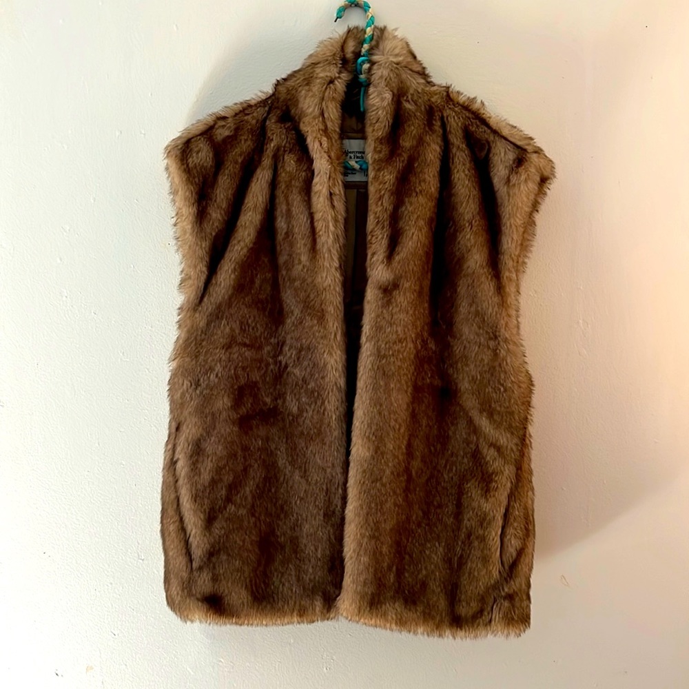 Abercrombie and Fitxh faux fur vest size S